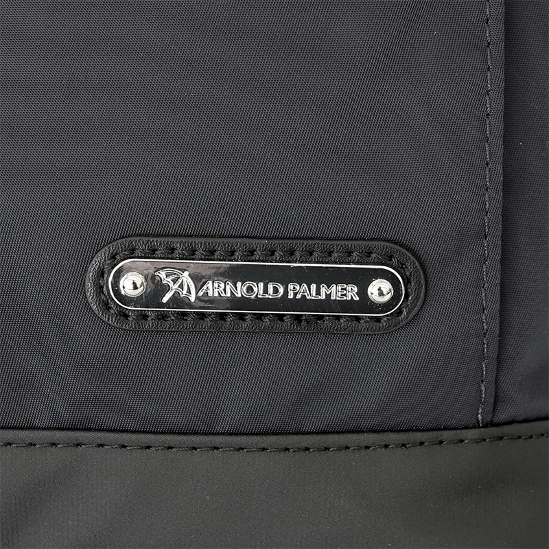 アーノルドパーマーのロゴが記された金属プレートネーム。　両サイドにカシメ（鋲）を模したデザインは、シリーズのために作られたオリジナルプレート。