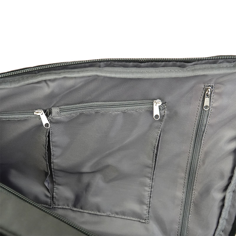 バッグを横にした時に荷物がこぼれないようファスナーが付いたインナーポケット