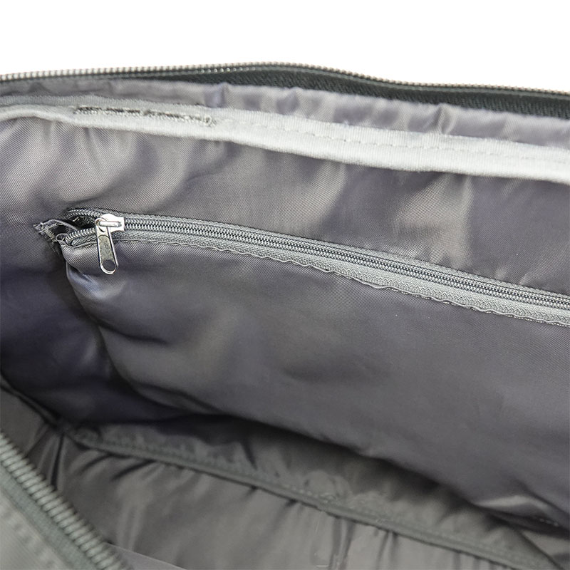 バッグを立てた時に荷物がこぼれないようファスナーが付いたインナーポケット