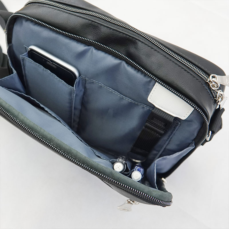 Wファスナーで大きく開く前面ポケットには、財布、スマホ、ペン、鍵等…小物がいろいろ収納できて、使いやすい設計
