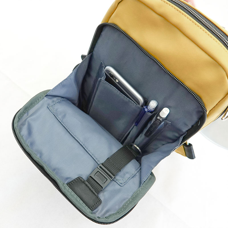 Wファスナーで大きく開く前面ポケットには、財布、スマホ、ペン、鍵等…小物がいろいろ収納できて、使いやすい設計